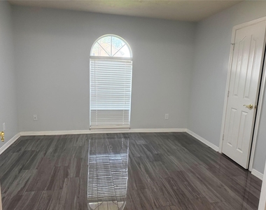 11308 Madison Court - Photo Thumbnail 5