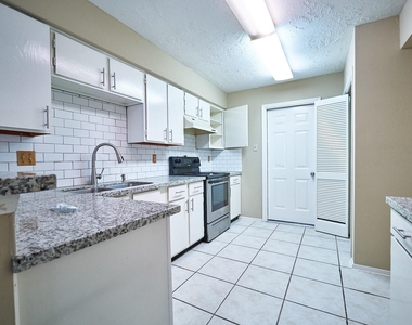 10235 Gulfstream Lane - Photo Thumbnail 4