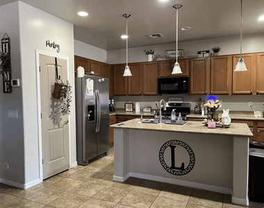 40893 W Bedford Drive - Photo Thumbnail 3