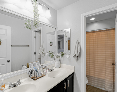 40893 W Bedford Drive - Photo Thumbnail 14