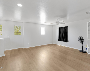 40893 W Bedford Drive - Photo Thumbnail 13