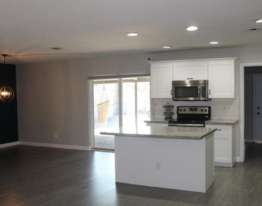 757 E Loyola Drive - Photo Thumbnail 5