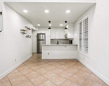 1717 E Union Hills Drive - Photo Thumbnail 11