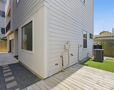 2403 Everett Street - Photo Thumbnail 15