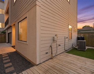 2403 Everett Street - Photo Thumbnail 14