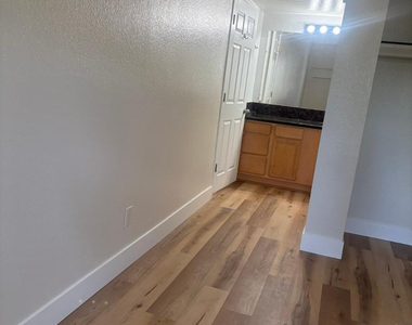 740 W Elm Street - Photo Thumbnail 8