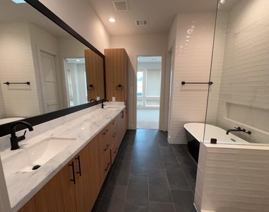 2414 Gray Street - Photo Thumbnail 8