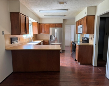 5614 Country Green Street - Photo Thumbnail 11
