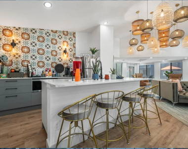 5959 W Greenway Road - Photo Thumbnail 12