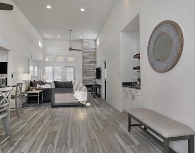 11333 N 92nd Street - Photo Thumbnail 2