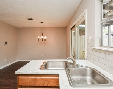 5809 Village Forest Court - Photo Thumbnail 11