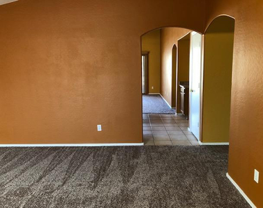 11714 W Poinsettia Drive - Photo Thumbnail 9