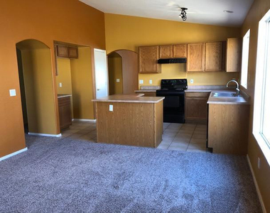 11714 W Poinsettia Drive - Photo Thumbnail 7