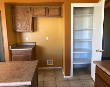 11714 W Poinsettia Drive - Photo Thumbnail 5