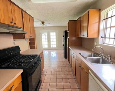 1212 Avenue M - Photo Thumbnail 8