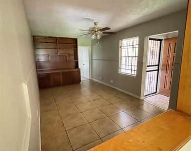 1212 Avenue M - Photo Thumbnail 4