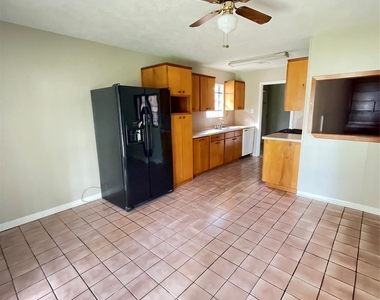 1212 Avenue M - Photo Thumbnail 9