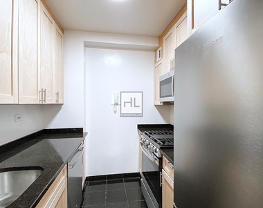 East 55th Street - Photo Thumbnail 2