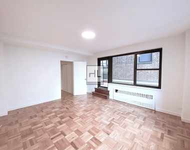 East 55th Street - Photo Thumbnail 4