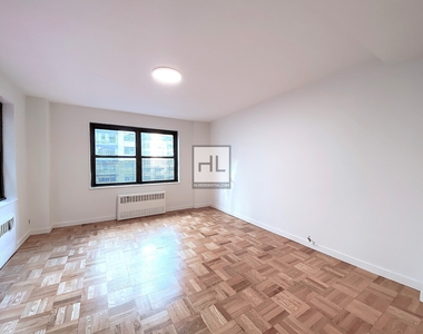 East 55th Street - Photo Thumbnail 3