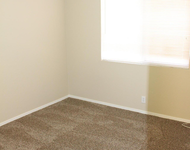 807 W Kesler Lane - Photo Thumbnail 4