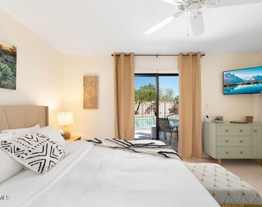8742 E San Daniel Drive - Photo Thumbnail 15