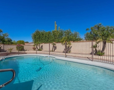 8742 E San Daniel Drive - Photo Thumbnail 10
