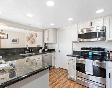 8742 E San Daniel Drive - Photo Thumbnail 11