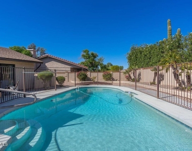 8742 E San Daniel Drive - Photo Thumbnail 4