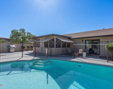 8742 E San Daniel Drive - Photo Thumbnail 6