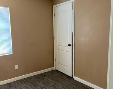 1614 Ryon Street - Photo Thumbnail 4