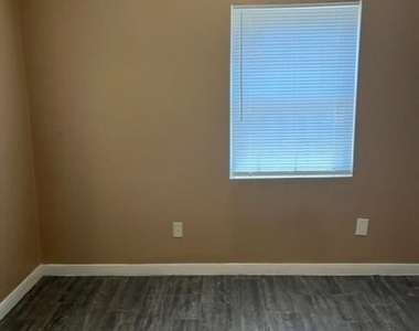 1614 Ryon Street - Photo Thumbnail 6