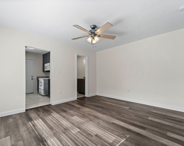 1615 1/2 Mckee Street - Photo Thumbnail 9