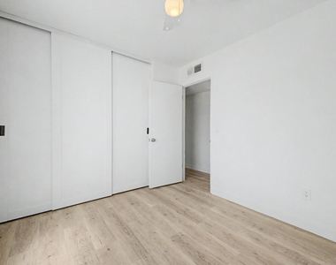 935 W Santa Cruz Drive - Photo Thumbnail 17