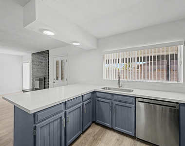 935 W Santa Cruz Drive - Photo Thumbnail 12