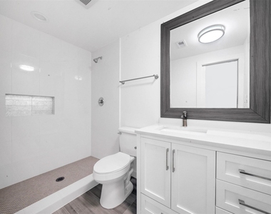 129 E 31st 1/2 Street - Photo Thumbnail 16