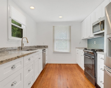 129 E 31st 1/2 Street - Photo Thumbnail 6