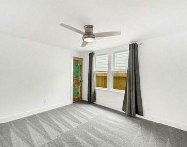 129 E 31st 1/2 Street - Photo Thumbnail 12