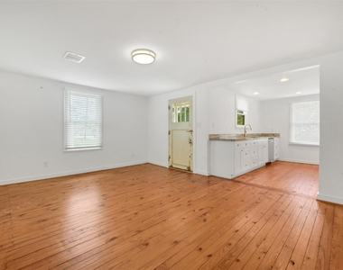 129 E 31st 1/2 Street - Photo Thumbnail 4
