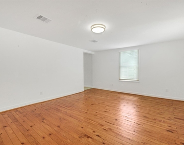 129 E 31st 1/2 Street - Photo Thumbnail 5