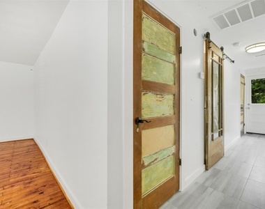 129 E 31st 1/2 Street - Photo Thumbnail 10