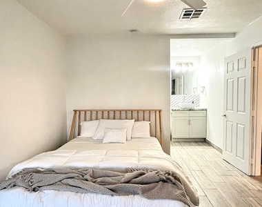 1632 E Harvard Street - Photo Thumbnail 8