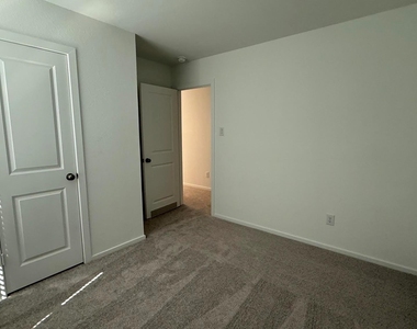 913 Pertuso Lane - Photo Thumbnail 11
