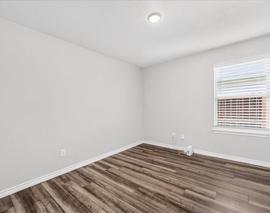 7826 Bullrider Drive - Photo Thumbnail 32