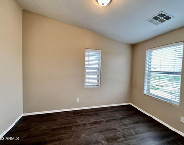5911 S 35th Place - Photo Thumbnail 7