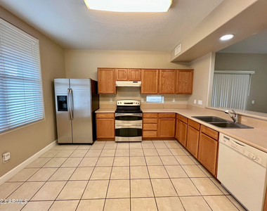 5911 S 35th Place - Photo Thumbnail 4