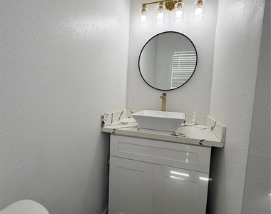 2426 Dupont Street - Photo Thumbnail 11