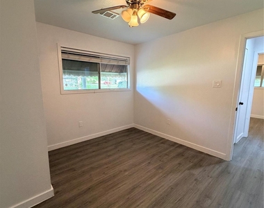 2426 Dupont Street - Photo Thumbnail 9