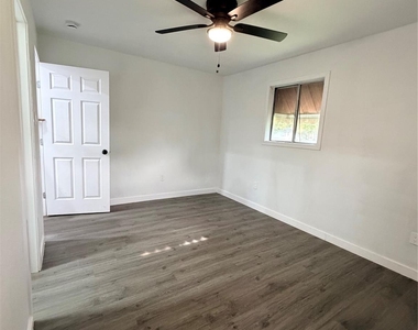2426 Dupont Street - Photo Thumbnail 12