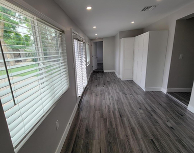 535 W 15th Street - Photo Thumbnail 10
